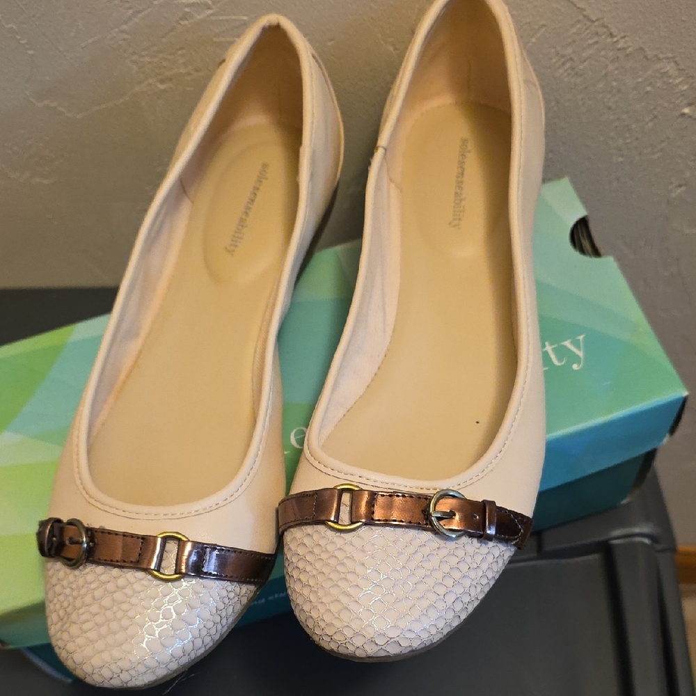 Naturalizer Beige and Bronze Loafers